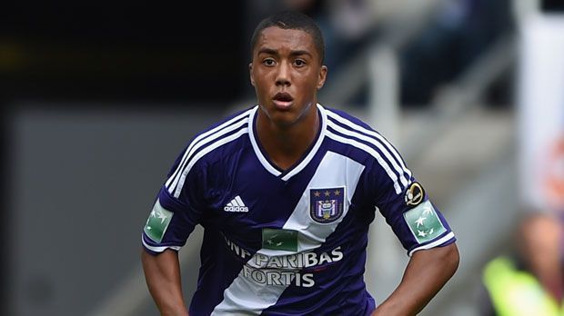 
                <strong>Mittelfeld: Youri Tielemans (RSC Anderlecht)</strong><br>
                Mittelfeld: Gefühlt ist halb Europa hinter Youri Tielemans her. Zuletzt wurde der Belgier vom RSC Anderlecht sogar schon mit Manchester United in Verbindung gebracht. Angeblich soll Jose Mourinho beim 19-Jährigen angerufen haben, um ihn zu einem Wechsel nach Old Trafford zu bewegen. Tielemans, dessen Marktwert bei 14 Millionen Euro liegt, dementierte umgehend. In Anderlecht ist der Youngster längst Leistungsträger im zentralen Mittelfeld. Auch dank seines Treffers setzte sich der RSC in der Europa-League-Qualifikation gegen Slavia Prag durch. 
              