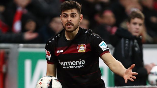 
                <strong>Angriff - Kevin Volland (Bayer Leverkusen)</strong><br>
                Dass Bayer Leverkusen besonders bei jungen Spielern immer wieder ein goldenes Händchen bewies, ist europaweit bekannt. Doch mit dem bisherigen Rekord-Transfer, Kevin Volland, hat die Werkself zumindest kurzfristig keinen Glücksgriff gelandet. Der angeblich 20 Millionen Euro teure Stürmer aus Hoffenheim blieb - wie die gesamte Bayer-Elf - 2016/17 weit hinter den Erwartungen. Am Ende geriet Bayer Leverkusen sogar in Abstiegsnöte, nicht zuletzt, weil Volland nicht funktionierte. Der 24-Jährige erzielte nur sechs Saisontore und wird in der kommenden Saison international zuschauen müssen, während sein Ex-Klub Hoffenheim auch unter der Woche kicken wird.
              