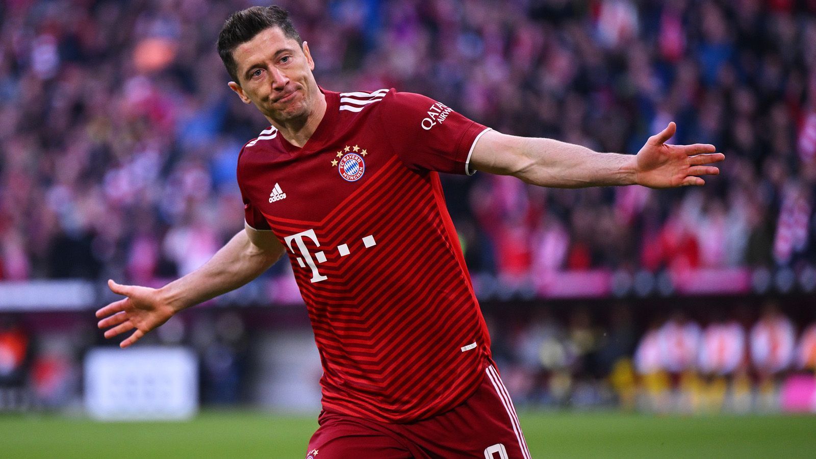 <strong>Robert Lewandowski</strong><br>Im Sommer 2022 wechselte Robert Lewandowski vom FC Bayern zum FC Barcelona. Wirklich sauber ging es beim Transfer des Polen aber nicht zu. Der mittlerweile 35-Jährige stritt sich öffentlich mehrere Wochen mit den Bossen und ging schließlich für rund 45 Millionen Euro zu den Katalanen.