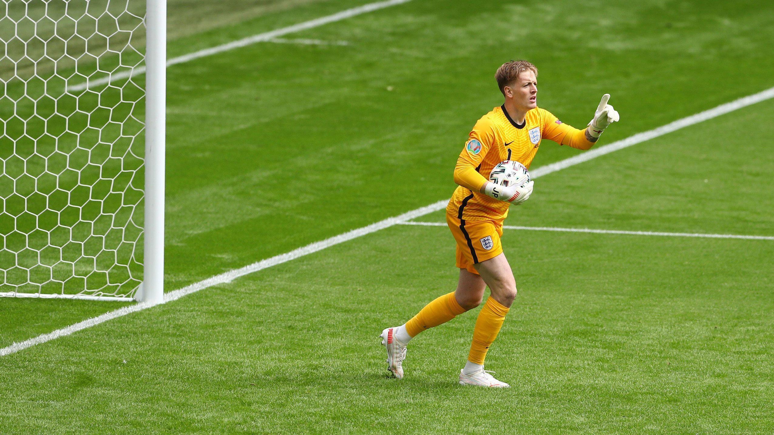 
                <strong>Jordan Pickford (England)</strong><br>
                Wird nur selten geprüft ist dann aber da, als Werner vor ihm auftaucht (32.) und die beste DFB-Chance im ersten Durchgang hat. Auch bei Havertz Schuss reißt er die Arme hoch und verhindert den Einschlag. ran-Note: 2
              