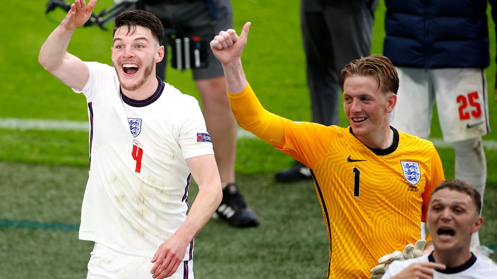 
                <strong>Jordan Pickford (England)</strong><br>
                Mittlerweile scheint der Mann vom FC Everton aber gelassener geworden zu sein. Seit Oktober 2020 hat er im Trikot des Nationalteams nicht mehr hinter sich greifen müssen. Beim EM-Turnier präsentiert er sich nun als verlässlicher Rückhalt und gilt als ernsthafter Anwärter auf den Titel des besten Torhüters des Turniers. Dieser dürfte ihm sicher sein. Erst recht, wenn er im Halbfinale gegen die Dänen und in einem potenziellen Finale so unüberwindbar bleibt, wie bisher.
              