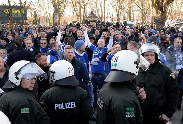 
                <strong>Siegessichere Fans</strong><br>
                Und das ist der Grund, warum Reif nicht weiterkommt: Die Fanmassen. Vor dem Spiel sind die Schalker noch siegessicher.
              