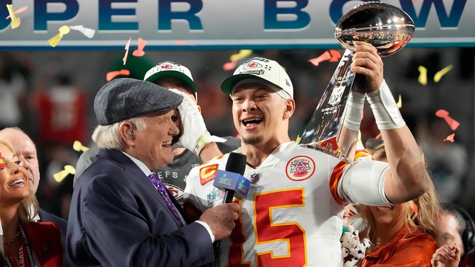 
                <strong>1. Patrick Mahomes (Kansas City Chiefs)</strong><br>
                &#x2022; Cap Hit 2023: 39.693.381 Dollar<br>
              