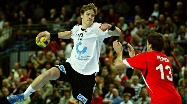 
                <strong>Europameisterschaft 2008</strong><br>
                Europameisterschaft 2008: Der erste Dämpfer für die Handballer. Im Spiel um die Bronze-Medaille setzt es gegen Frankreich eine 26:36-Klatsche. Die Stimmen für einen Umbruch werden lauter.
              