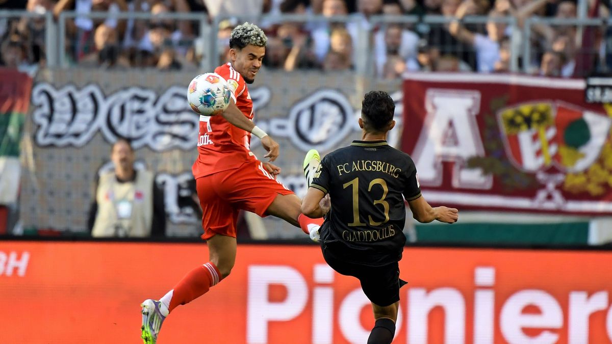 30.08.2025, xemx, Fussball 1.Bundesliga, FC Augsburg - FC Bayern Muenchen v.l. Luis Diaz (FC Bayern Muenchen), Dimitrios Giannoulis (FC Augsburg) Zweikampf, Aktion, action, battle for the ball (DFL...