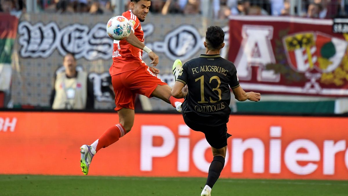30.08.2025, xemx, Fussball 1.Bundesliga, FC Augsburg - FC Bayern Muenchen v.l. Luis Diaz (FC Bayern Muenchen), Dimitrios Giannoulis (FC Augsburg) Zweikampf, Aktion, action, battle for the ball (DFL...
