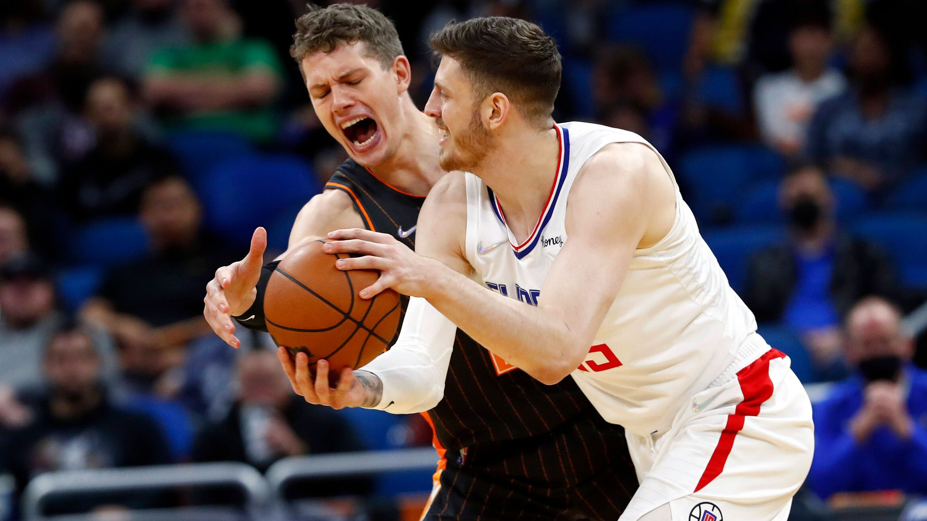 <strong>NBA: Fünf Deutsche in den Playoffs vertreten</strong><br>Die Regular Season in der NBA ist abgeschlossen und für Dennis Schröder ist die Messe bereits gelesen. Der Point Guard von den Brooklyn Nets ist nach Rang elf in der Eastern Conference ausgeschieden. Andere deutsche Basketball-Stars dürfen hingegen noch vom Titelgewinn träumen. <em><strong>ran</strong></em> zeigt ihre Aussichten.