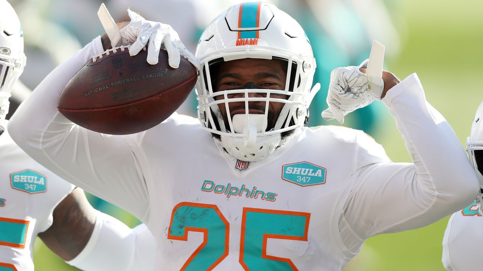 
                <strong>Xavien Howard (Miami Dolphins)</strong><br>
                Obwohl Dolphins-Cornerback Xavien Howard erst 2019 einen neuen Vertrag mit einem Gesamtvolumen von bis zu 75,75 Millionen US-Dollar unterzeichnete, soll der zweimalige Pro Bowler unzufrieden mit seiner Bezahlung sein. Nachdem der 27-Jährige in der vergangenen Spielzeit überragende Leistungen brachte und die NFL mit insgesamt zehn Interceptions anführte, will er seiner Forderung nun Ausdruck verleihen. "Es ist offensichtlich, dass es um die Vertragssituation geht, über die wir intern schon gesprochen haben. Wir haben bereits Gespräche geführt und werden auch in der Zukunft Gespräche führen", zitiert "ESPN" Head Coach Brian Flores zu der Thematik.
              