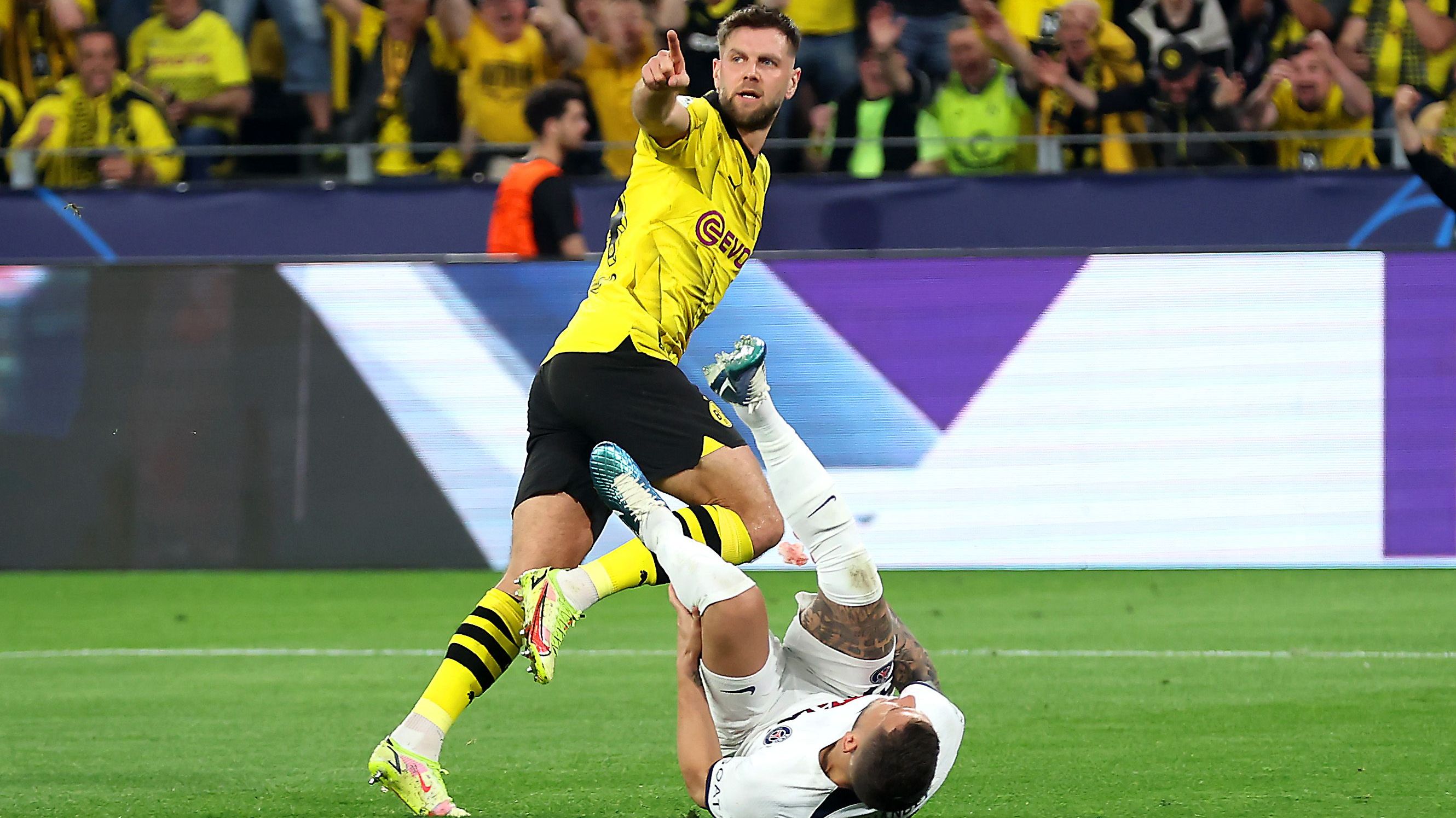 <strong>Niclas Füllkrug (Borussia Dortmund)</strong><br>Lange überhaupt nicht zu sehen, bis er plötzlich völlig frei vor Donnarumma auftaucht und blitzsauber mit links flach zum 1:0 trifft (36.). Macht Bälle fest, reibt sich im Gegenpressing auf und läuft wie besessen. Ein zweites Tor gelingt ihm nicht, weil er nach zwei Mal aus aussichtsreicher Position vergibt (60./66.). Trotzdem Matchwinner. <strong>r<em>an</em>-Note:</strong> <strong>2</strong>