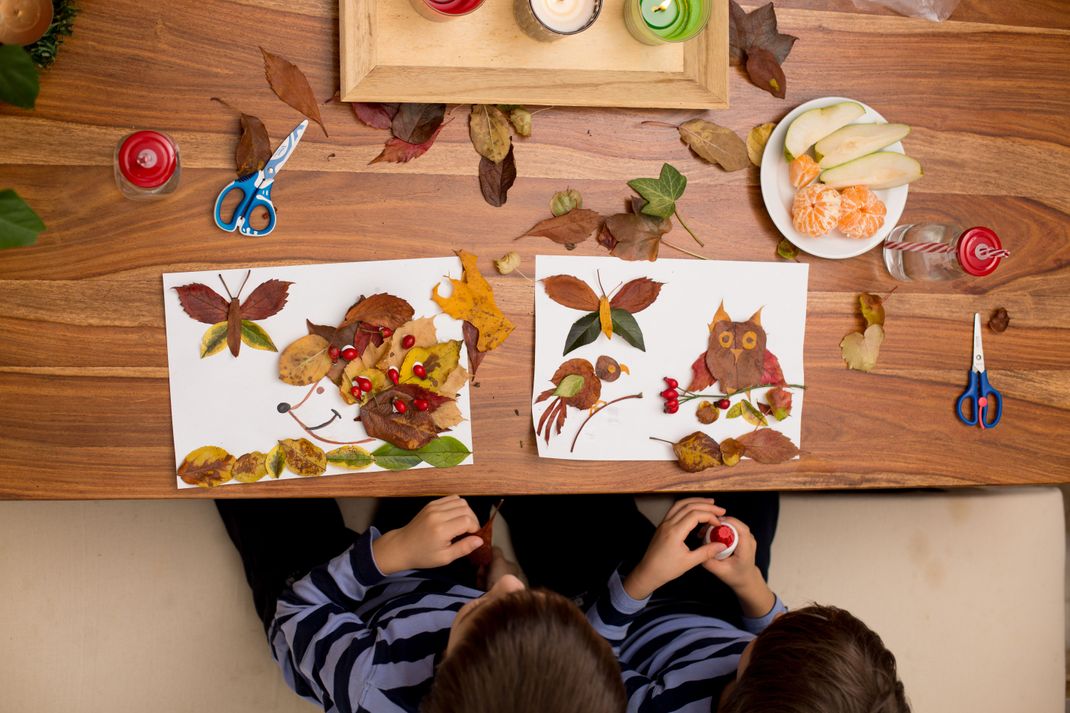 Ein Igel mit Blätter-Stacheln und eine Eule mit Flügeln aus Laub. Alles möglich beim herbstlichen Basteln mit Kindern.