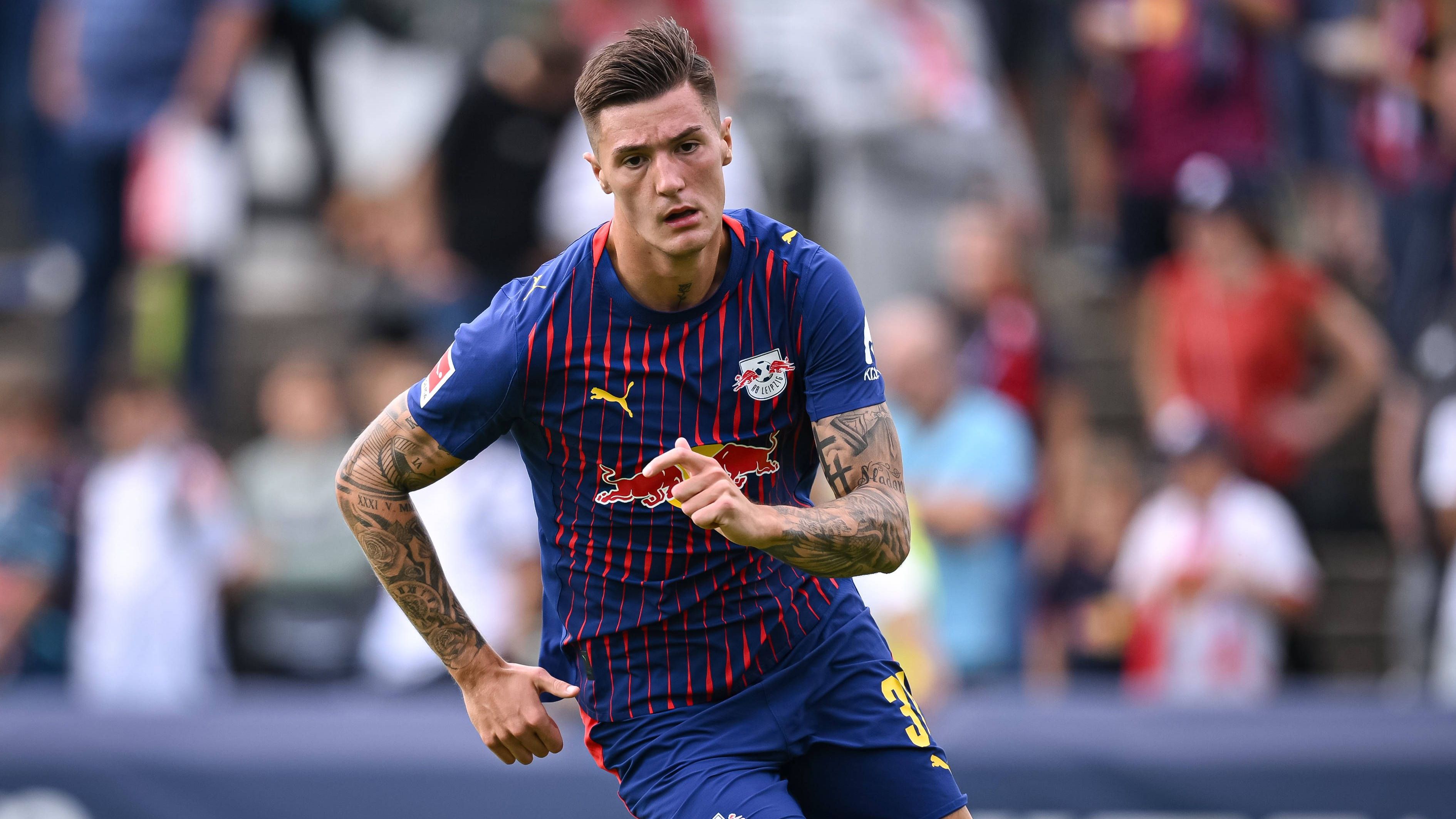 <strong>Benjamin Sesko (RB Leipzig)</strong><br><em>Wie Transferexperte Fabrizio Romano berichtet, sollen sich zwei englische Top-Klubs wohl weiterhin Hoffnungen auf einen Transfer von Benjamin Sesko machen. Im Bericht heißt es, dass Manchester United an das Lager des Stürmers herangetreten sein soll, um die Wechselbedingungen zu erfragen ...</em>