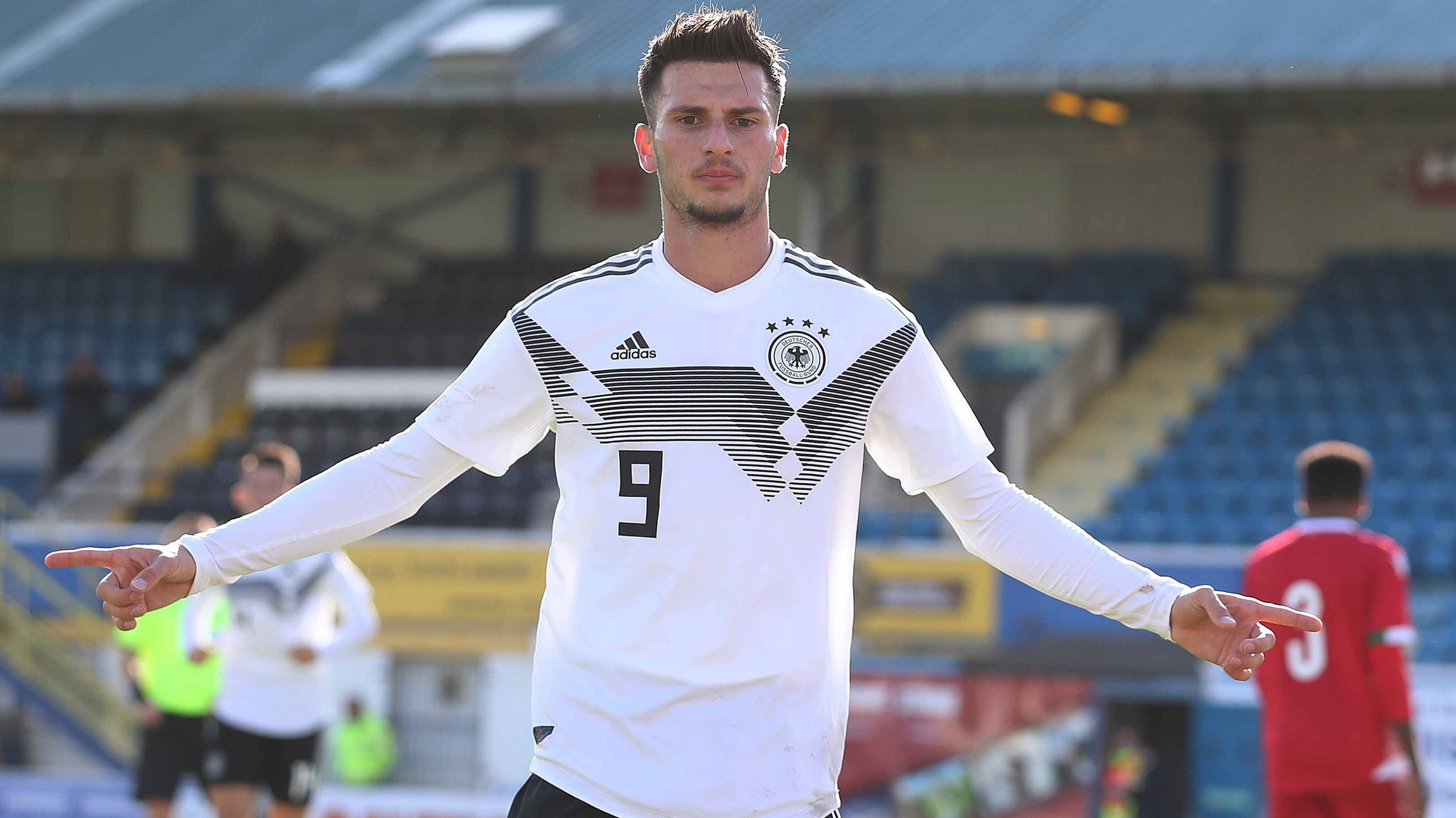 
                <strong>Leon Dajaku (Rechtsaußen, FC Bayern München)</strong><br>
                Auch der FC Bayern München hat ein Supertalent in den eigenen Reihen. Leon Dajaku präsentierte sein Können in der abgelaufenen Drittligasaison. Der Stürmer durchlief die Jugend beim VfB Stuttgart, bevor die Bayern sich vor der vergangenen Saison seine Dienste sicherten. In 29 Partien in der dritten Liga erzielte der 19-Jährige vier Tore und lieferte dazu vier Vorlagen. Dazu bekam der gebürtige Schwabe auch zwei Einsätze bei der ersten Mannschaft des aktuellen Triple-Siegers.
              