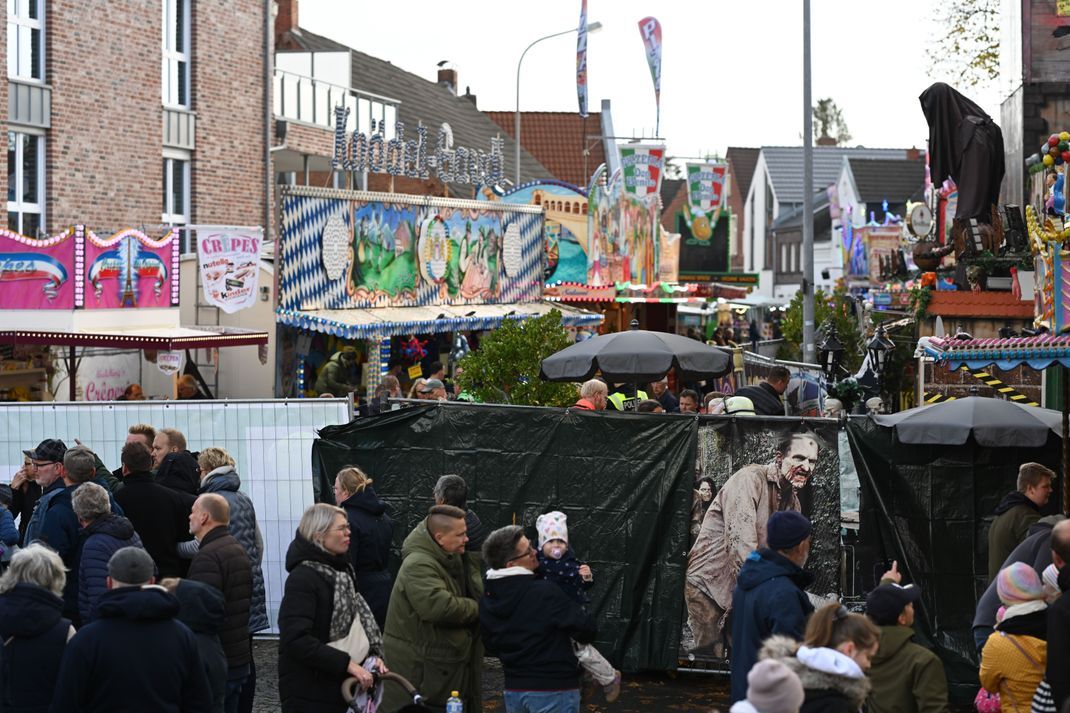 Einsatzkräfte hatten nach dem Brand auf dem Gallimarkt einen Sichtschutz aufgebaut.