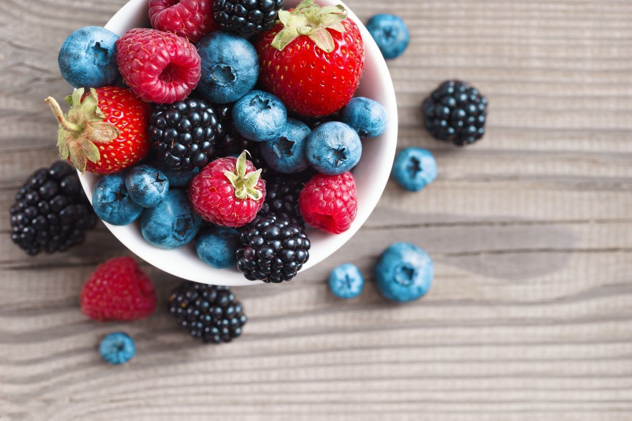 Ein Beeren-Mix im Müsli ist eine super Frühstücksalternative zum Avocadotoast. Sie sind im Sommer überall in Deutschland zu finden – und im Winter in der Tiefkühltruhe. 