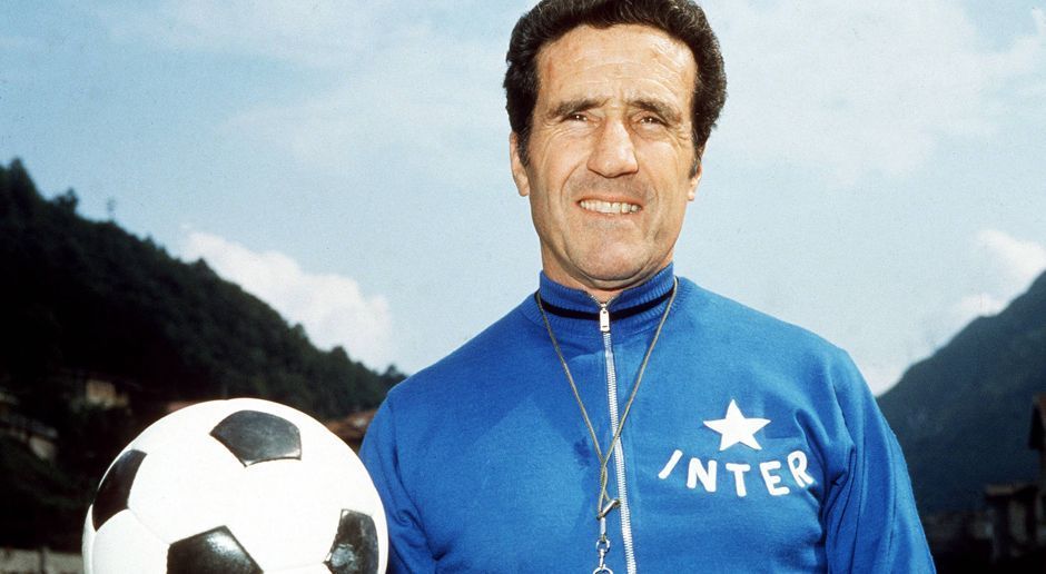 
                <strong>Helenio Herrera</strong><br>
                Helenio Herrera ist der Begründer des "Catenaccio" (tiefes Stehen in der eigenen Hälfte, und somit das schnelle Offensivspiel des Gegners im Keim ersticken). Mit seiner defensiven Ausrichtung drückte der Argentinier vor allem dem italienischen Fußball den Stempel auf. Nach Meisterschaften in der spanischen Liga mit Atletico Madrid und Barcelona führte er Inter Mailand zu drei Meistertiteln in der Serie A sowie zwei Siegen beim Europapokal der Landesmeister 1963/64 und 1964/65. 
              