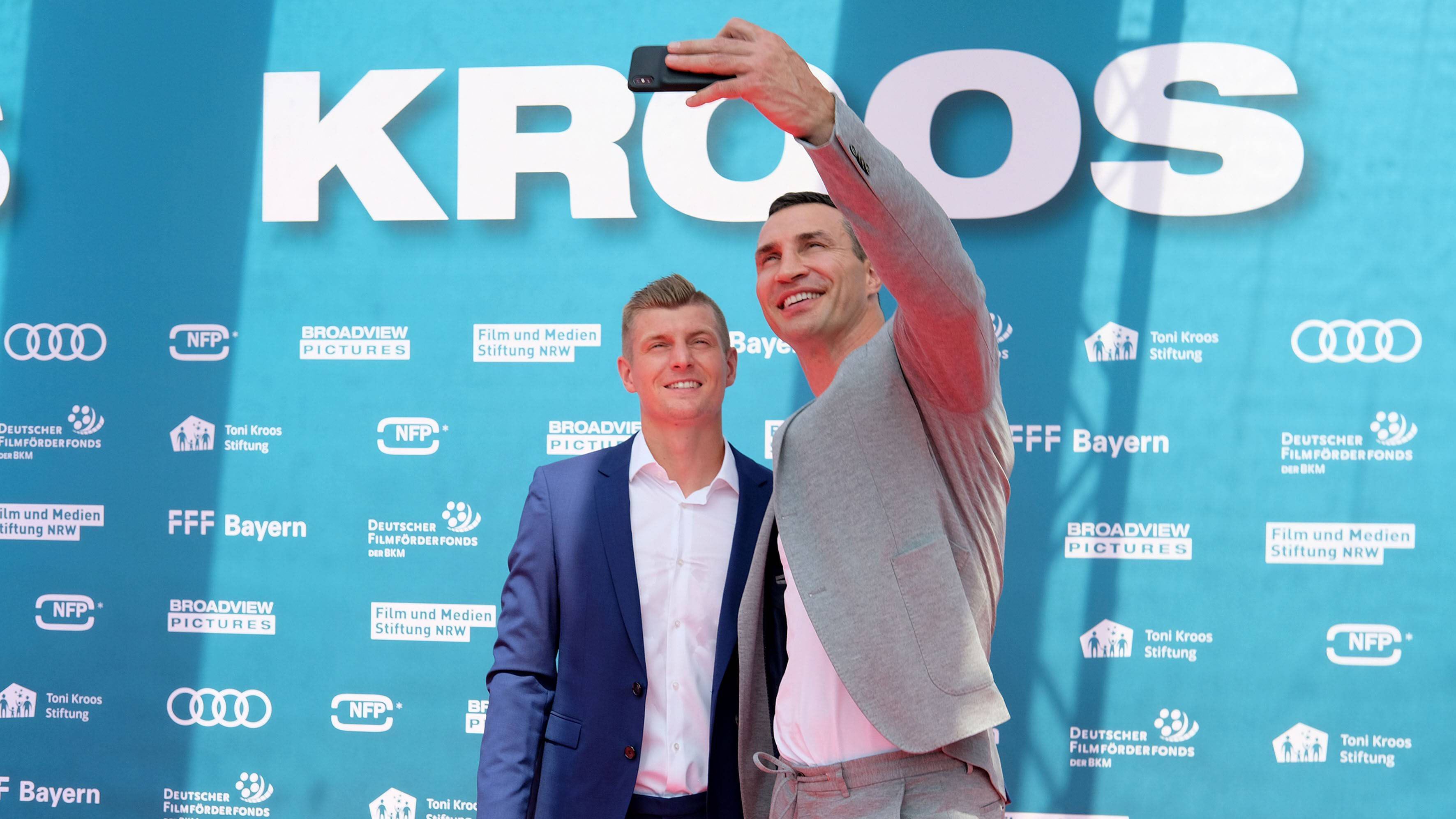 
                <strong>Toni Kroos</strong><br>
                Die Dokumentation über Toni Kroos kam am 4. Juli 2019 in die Kinos, die Fernsehpremiere folgte rund eineinhalb Jahre später auf ARTE sowie im ZDF. Der Film erzählt die Geschichte des deutschen Nationalspielers, Regie führte Manfred Oldenburg. Unter anderem die Beziehung zu seinem Bruder Felix Kroos steht im Zentrum, im Laufe der Doku kommen Fußballgrößen wie Pep Guardiola, Zinedine Zidane oder Sergio Ramos zu Wort.
              