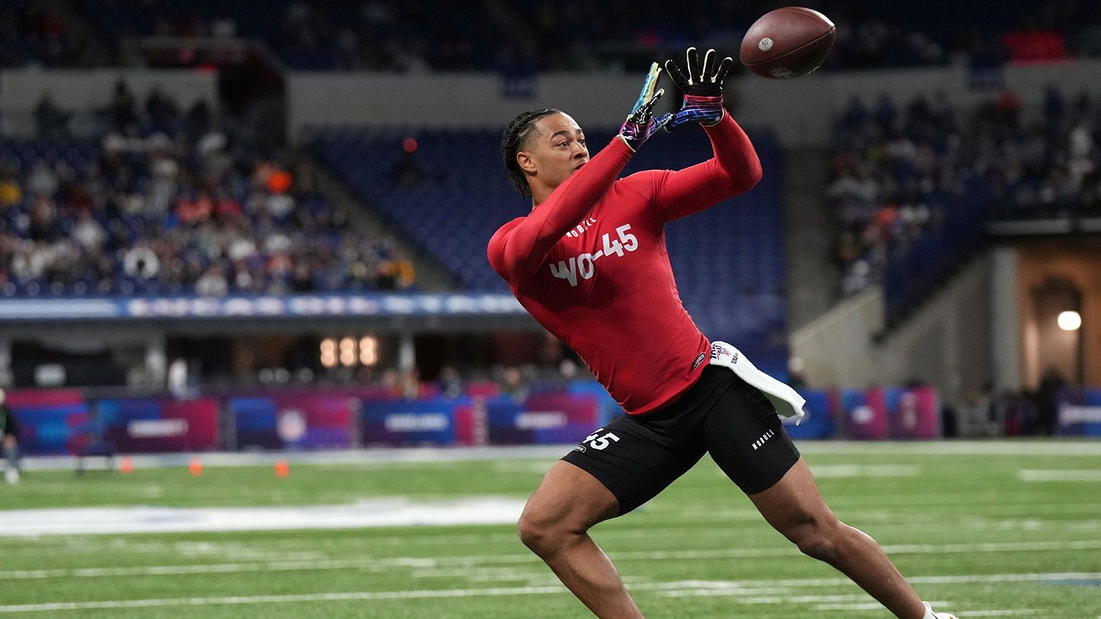 
                <strong>14. Pick: Baltimore Ravens* (via NE) – Jaxon Smith-Njigba, WR</strong><br>
                Der erste Mock Trade in unserem Draft. Die Baltimore Ravens springen acht Positionen nach oben und holen Jaxon Smith-Njigba um endlich das Receiving-Corps zu verbessern. In der vergangenen Saison konnte der Receiver wegen Verletzungsproblemen nur selten sein Können zeigen. Doch er hat exzellente Hände und ist praktisch nicht zu decken. Beim Combine konnte er ebenfalls überzeugen und dürfte eine echte Verstärkung für die Ravens sein.
              