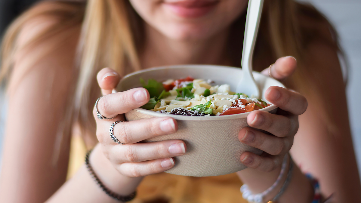 Während To-Go-Gerichte wie Bowls und Sandwiches auf den ersten Blick gesund aussehen, enthalten viele versteckte Zuckerfallen.