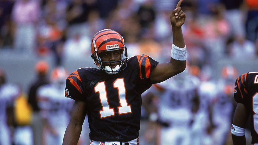 
                <strong>Akili Smith, Quarterback - Cincinnati Bengals (Pick 3, 1999)</strong><br>
                Auch wenn bereits vor dem Draft 1999 einige Zweifel über Akili Smiths NFL-Tauglichkeit aufkamen, drafteten die Cincinnati Bengals den Quarterback bereits mit dem dritten Pick. Eine Entscheidung, die die Franchise wohl immer noch bereut. Smith warf lediglich fünf Touchdowns in seiner gesamten NFL-Laufbahn und beendete seine Football-Karriere nach einem kurzen Abstecher bei Frankfurt Galaxy und den Calgary Stampeders im Jahr 2007.
              