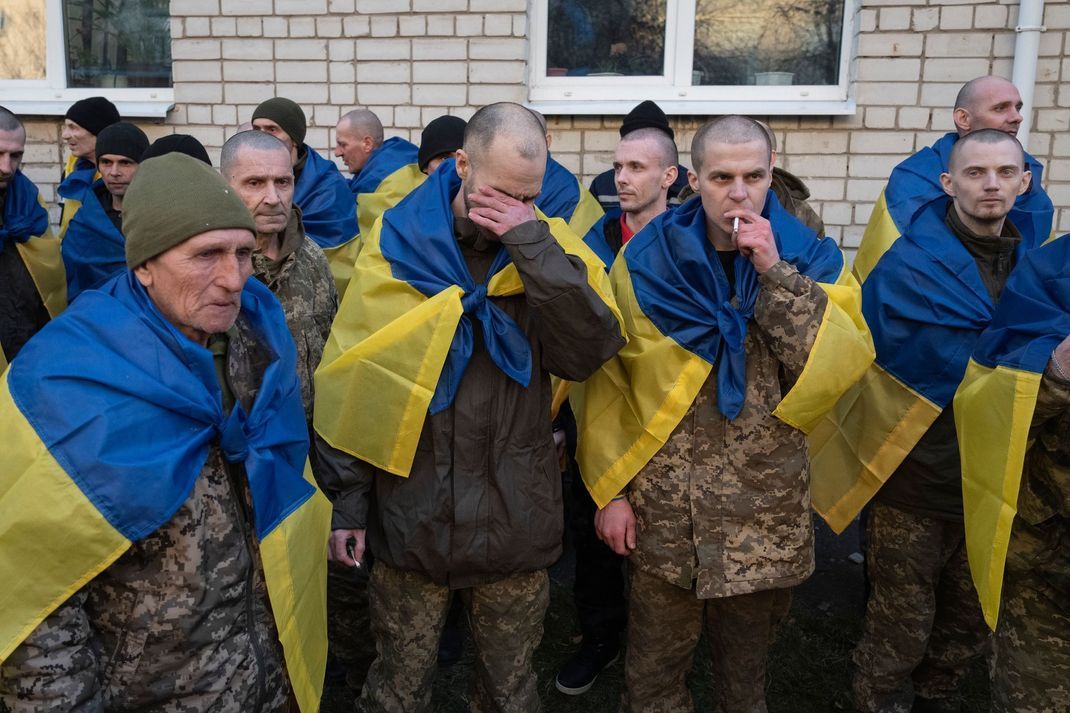 Russische und ukrainische Gefangene werden ausgetauscht.