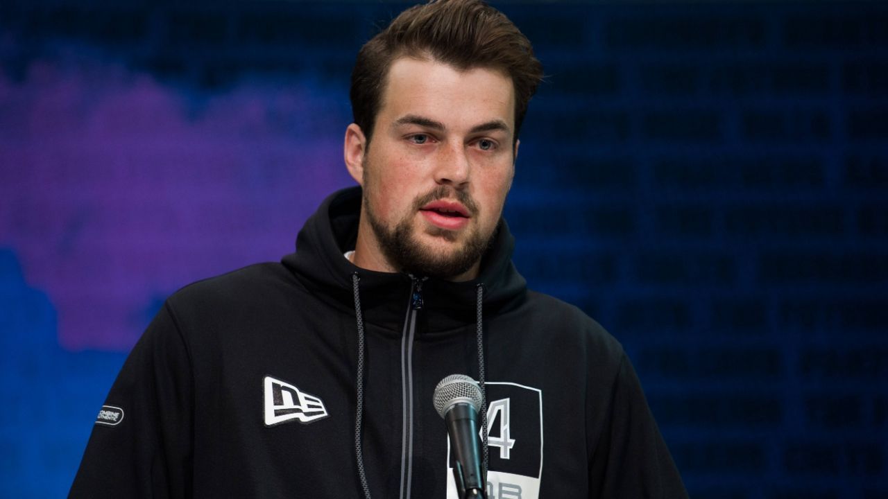 
                <strong>Jacob Eason (Washington): Schwächen</strong><br>
                Auf kurze und mittlere Distanz sehr präzise, hat er bei tiefen Bällen teilweise zu viel Vertrauen in seinen schnellen Arm und wirft ungenaue Pässe. Er wirft explosiv, weshalb er durch seine Wurfbewegung eingeschränkt ist. Dadurch fehlt ihm häufiger die Fähigkeit zu improvisieren, da er sich in einer schwierigen Lage befindet, wenn Druck durch die Verteidigung aufkommt. Insgesamt ist er laut vielen Experten noch zu inkonstant und unerfahren, um ein NFL-Team aufs Feld zu führen. Er dürfte zunächst als Backup-Quarterback agieren, bevor er zum Starter wird. 
              