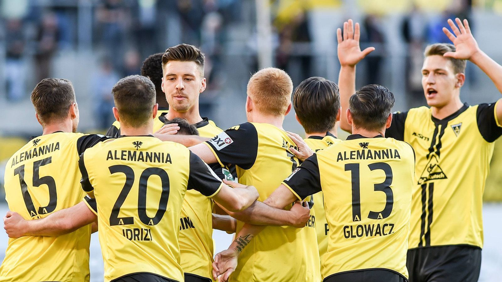 
                <strong>Alemannia Aachen (Regionalliga West) </strong><br>
                Der amtierende Mittelrhein-Pokalsieger ist der wohl bekannteste Name dieser Runde, was vor allem an der erfolgreichen Vergangenheit der Alemannia liegt. Bis 2007 wurde am Tivoli regelmäßig Bundesliga-Fußball gespielt. Durch finanzielle Schwierigkeiten bis hin zur Insolvenz, stürzte der Traditionsklub von der Bundesliga bis in die Regionalliga ab. Seit 2013 spielt der Verein aus der 250.000-Einwohner Stadt dort nun gegen die zweiten Teams von Dortmund, Gladbach oder auch Leverkusen. Mit der ersten Pokalrunde kommt nicht nur die erste Garde von Leverkusen an den Tivoli, es dürfte auch, ob der ehemaligen Bundesliga-Paarung, ein Hauch Nostalgie herrschen.
              