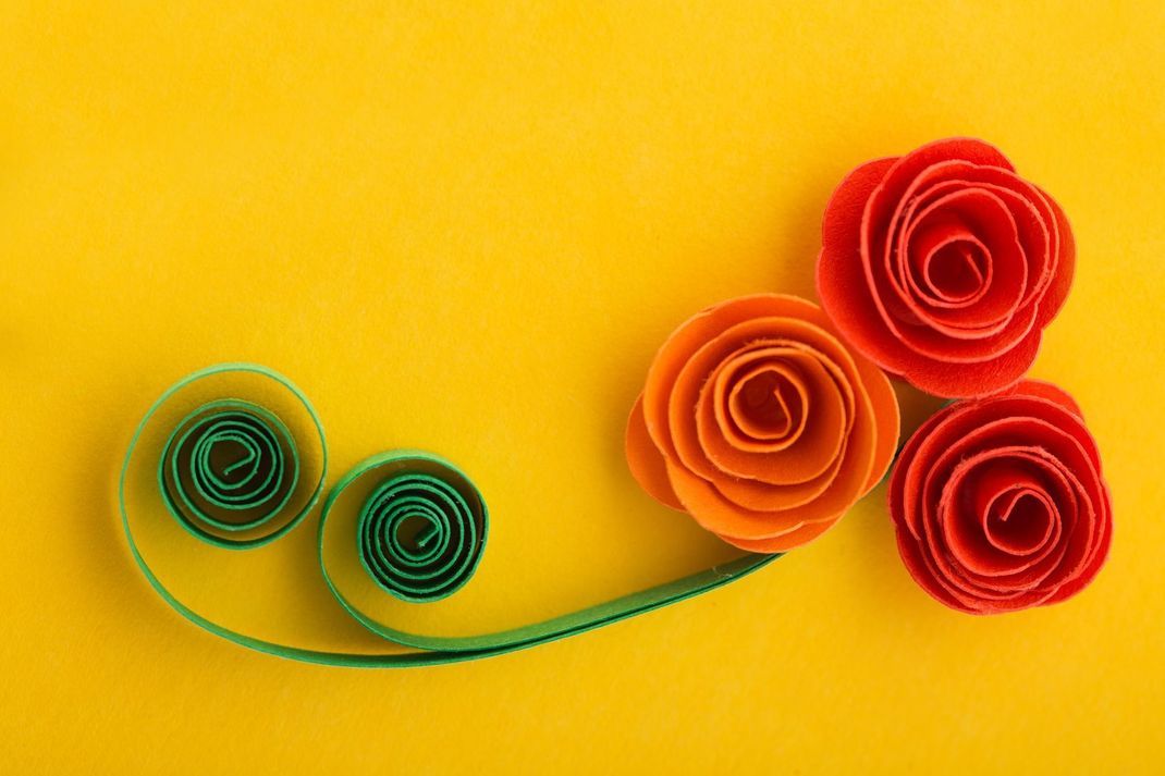 Rosen sind zwar keine typischen Osterblumen, basteln können Sie die aber trotzdem – schließlich sind Rosen zeitlos und passen auch zum Frühling. Im Osterstrauß sind sie außerdem ein echter Hingucker.