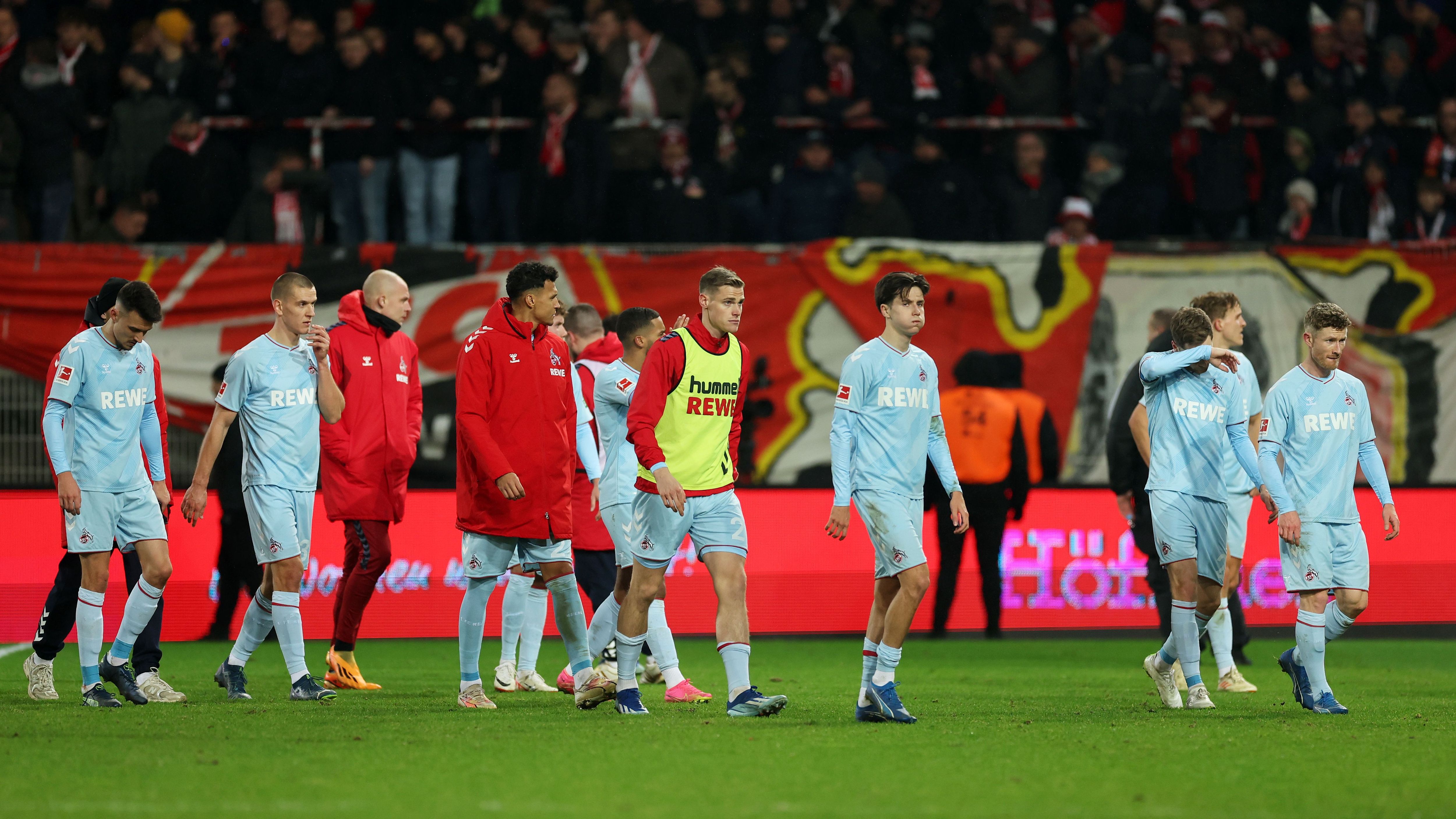 <strong>Platz 17: 1. FC Köln</strong><br>Seit drei Partien wartet Köln auf einen Sieg. Vor Weihnachten trennten sich die Domstädter von Trainer Steffen Baumgart und setzen nun auf Timo Schultz. Neben dem Manko der schwachen Saison erschwert dem FC die Transfersperre die Verstärkung des Teams. Im einzigen Spiel der Vorbereitung auf das Frühjahr kam Köln zu einem 4:4 gegen Drittligist Essen.