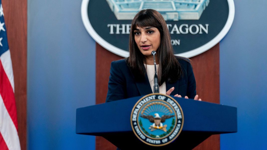 Sabrina Singh, stellvertretende Pentagon-Pressesprecherin, während einer Pressekonferenz im Pentagon.