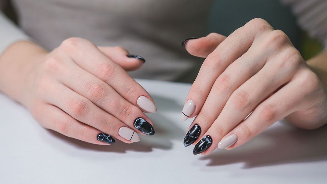 Marble Nail Design – oder auch Marmor Nägel – stehen vor allem im Sternzeichen Schütze-Geborenen. Warum? Dies und mehr verraten wir dir im Beauty-Horoskop.