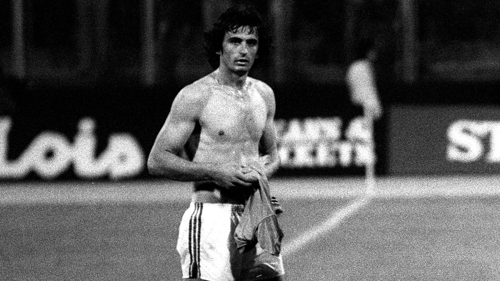 
                <strong>1978 - Vahid Halilhodzic (Jugoslawien)</strong><br>
                Dass der Jugoslawe Vahid Halilhodzic ein Topstürmer werden würde, war nicht klar, bevor es bei der U21-EM zum Finale gegen die DDR kam. Denn es war die erste große Sternstunde des späteren Torjägers von Nantes. Im Finale, das damals noch in Hin- und Rückspiel ausgetragen wurde, erzielte Halilhodzic insgesamt vier Treffer und war damit maßgeblich am Titelgewinn Jugoslawiens beteiligt. Heute ist der 68-Jährige Nationaltrainer Marokkos. 
              