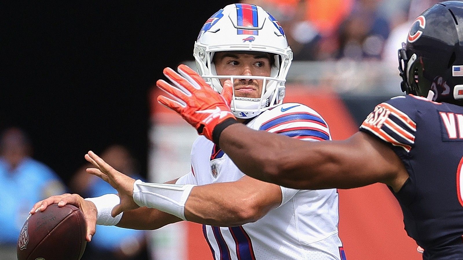 
                <strong>Trubisky schlägt gegen die Bears zurück</strong><br>
                Für die Bears war Mitchell Trubisky häufig ein Ärgernis. Nun dürfte sich das Team aus Chicago erneut geärgert haben, dieses Mal aber über Trubisky im Trikot des Gegners. Inzwischen spielt der Quarterback ja für die Buffalo Bills und zeigte sich im Testspiel von seiner besten Seite. Er durfte die gesamte erste Halbzeit absolvieren und brachte 20 seiner 28 Pässe an die Kollegen. Insgesamt kam der 27-Jährige auf 221 Yards und einen Touchdown. 
              