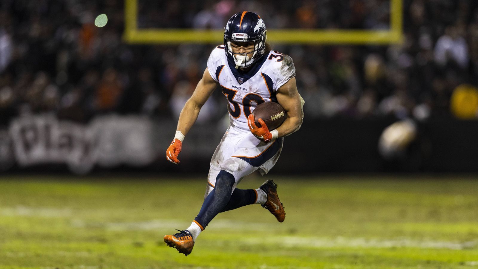 
                <strong>Phillip Lindsay</strong><br>
                Trotz guter Leistungen am College für die Colorado Buffaloes wurde Phillip Lindsay von den Scouts als nicht NFL-tauglich eingestuft. Mit 1,73 Meter und 86 Kilogramm galt er als zu klein und schmächtig. Die Konsequenz: Keine Einladung für den Combine, kein Pick im Draft. Die Denver Broncos gaben dem Running Back, der sein ganzes Leben in der Umgebung dieses Teams verbracht hatte, dennoch eine Chance und bekamen einen der besten Running Backs der Saison 2018.
              