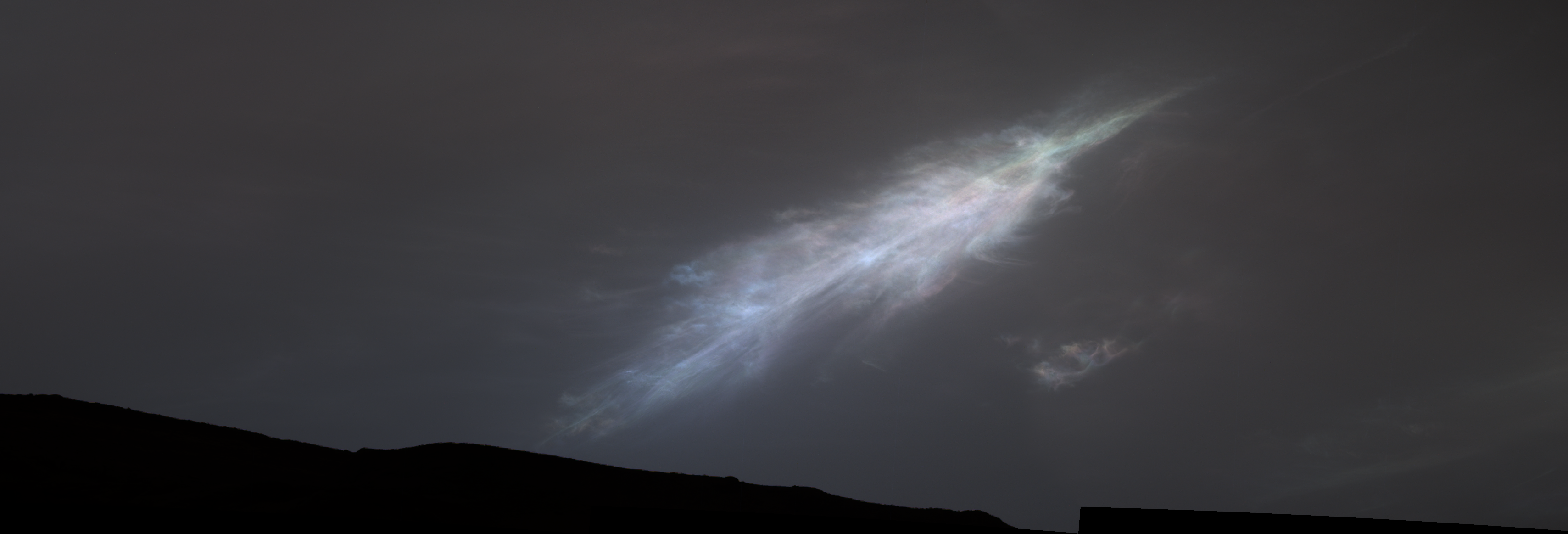 Eine regenbogenfarbige Wolke in Form einer Feder am Himmel über dem Mars.