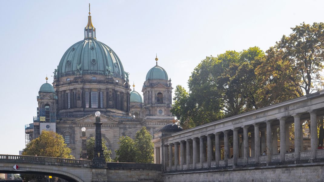 Berliner Dom: Die Bezeichnung Dom bezieht sich bei evangelischen Kirchen in Deutschland meist auf ihre Funktion vor der Reformation – damals noch als bedeutende katholische Kirche, oft auch Bischofssitz. Der Berliner Dom ist die Ausnahme. Er wurde als evangelischer Dom in seiner heutigen Form zwischen 1894 und 1905 errichtet.