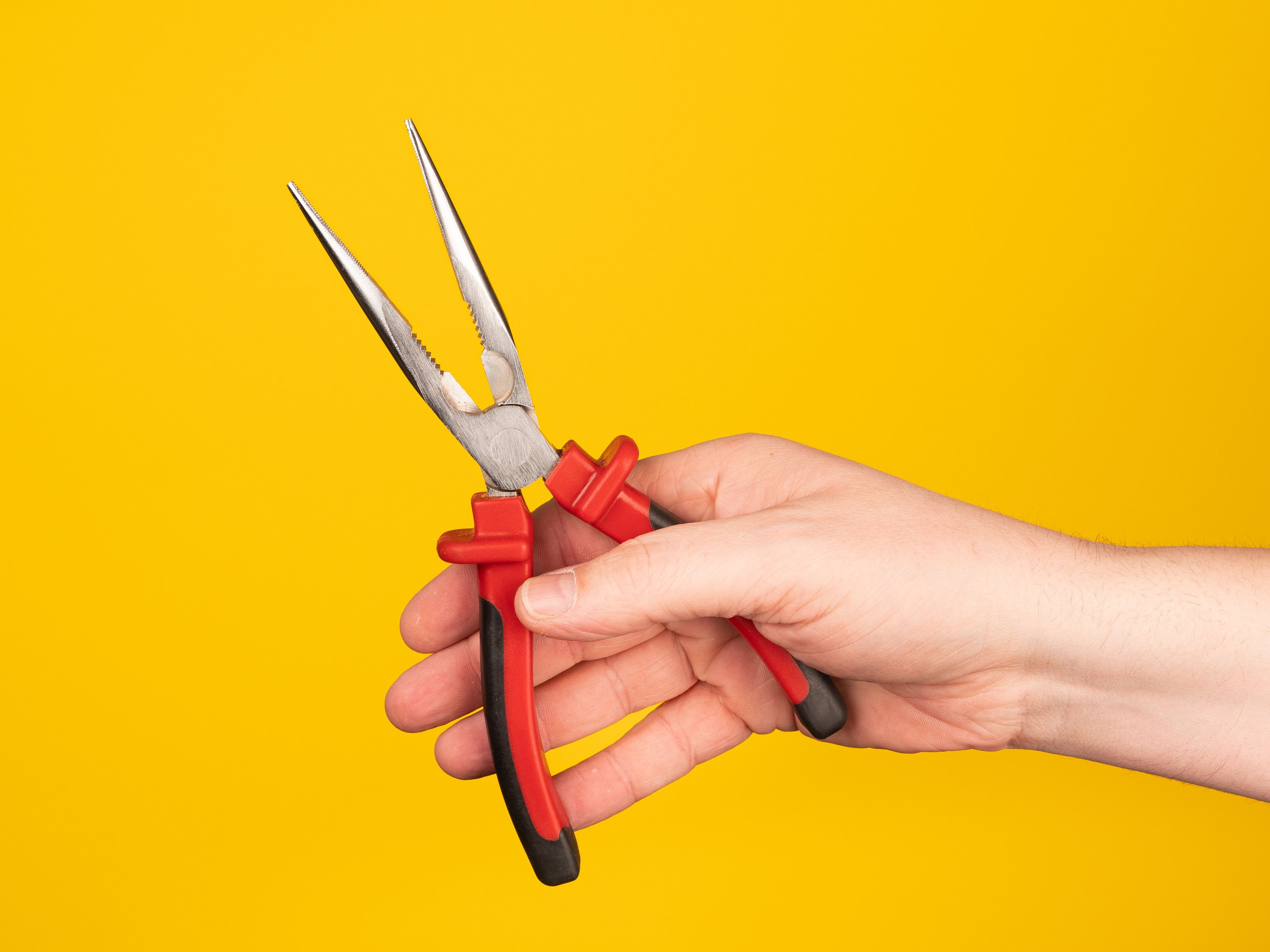 Die Spitzzange eignet sich bestens für die Arbeit mit kleinen Werkstücken. Mit ihr können Sie greifen oder Drähte mühelos durchtrennen.