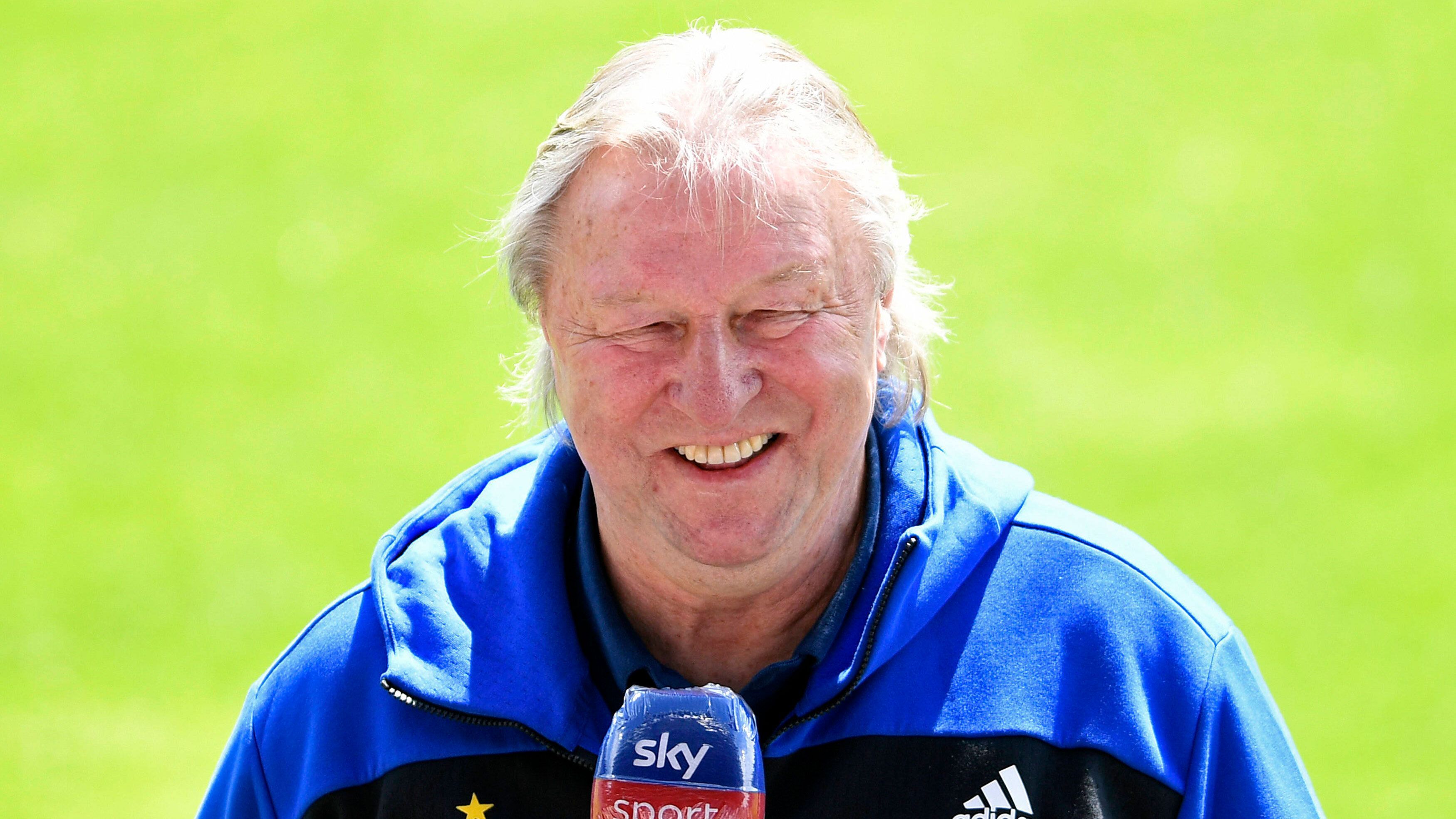 
                <strong>Horst Hrubesch (Hamburger SV)</strong><br>
                ''Fußball macht nur dann Spaß, wenn du auch Spaß daran hast.''
              