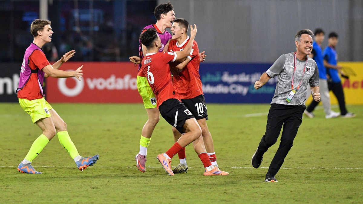 SOCCER - 2025 FIFA U17, U 17 World Cup DOHA,QATAR,24.NOV.25 - SOCCER - FIFA Under 17 World Cup Qatar 2025, Austria vs Italy. Image shows the rejoicing of team AUT. PUBLICATIONxNOTxINxAUTxSUIxSWE GE...