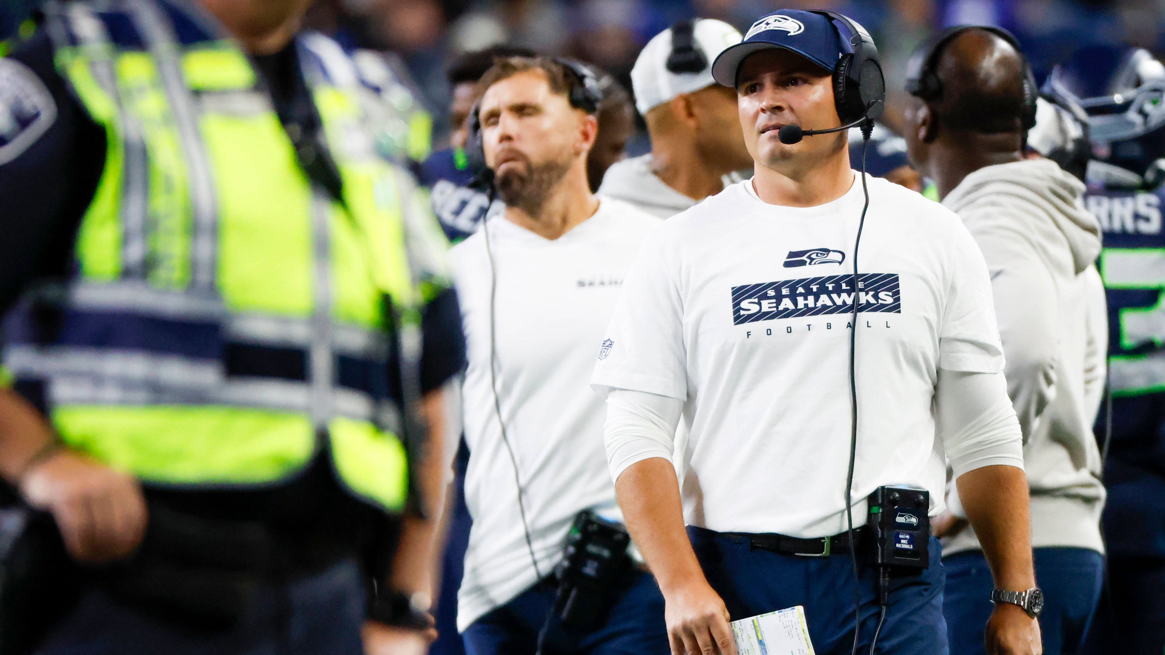 <strong>Mike Macdonald (Seattle Seahawks; Head Coach)</strong><br>Ähnlich wie bei Mayo gestaltet sich die Situation auch bei Mike Macdonald. Der neue Head Coach der Seahawks beerbt Trainer-Legende Pete Carroll und soll den Playoff-Football zurück in den pazifischen Nordwesten bringen. Bei den Ravens formte er eine der besten Defensiven der Liga, wie aber wird er sich als Cheftrainer und Nachfolger des größten Coaches der Franchise-Geschichte schlagen?