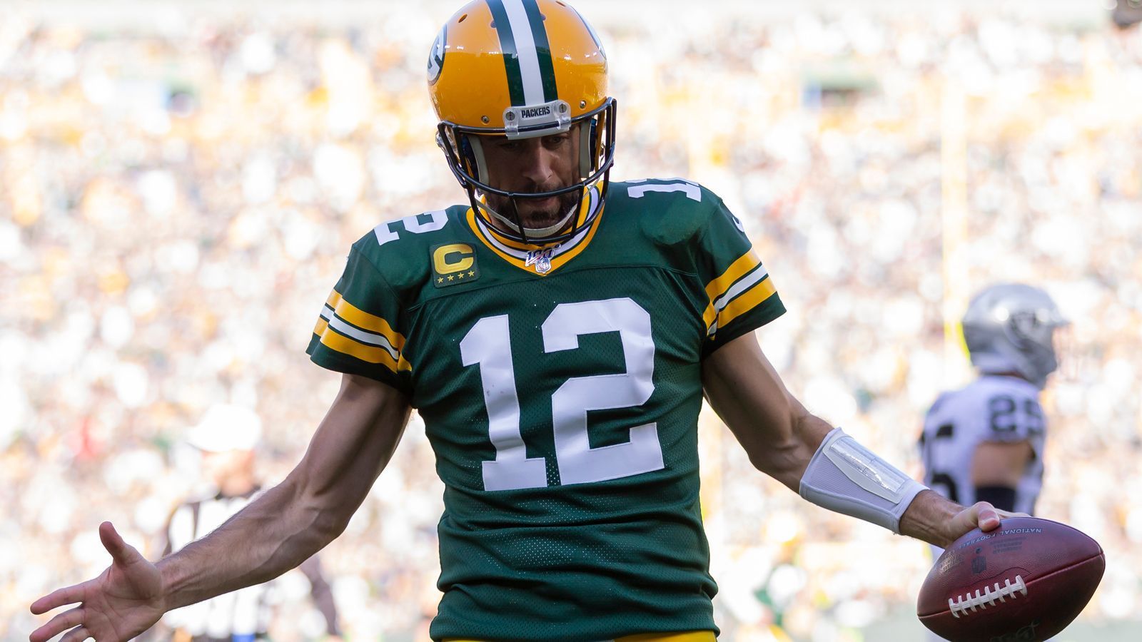 
                <strong>Aaron Rodgers: Mögliche Optionen bei einem Abgang von den Green Bay Packers</strong><br>
                Verselbständigt sich die offenbar angespannte Situation um Aaron Rodgers und den Green Bay Packers? Legende Brett Favre geht davon aus, dass sein eigener Nachfolger seine Karriere nicht in Green Bay beendet. Wie es heißt, ist Rodgers extrem sauer, weil die Packers im Draft extra nach oben tradeten, um Jordan Love zu holen, den möglichen Rodgers-Thronfolger.
              