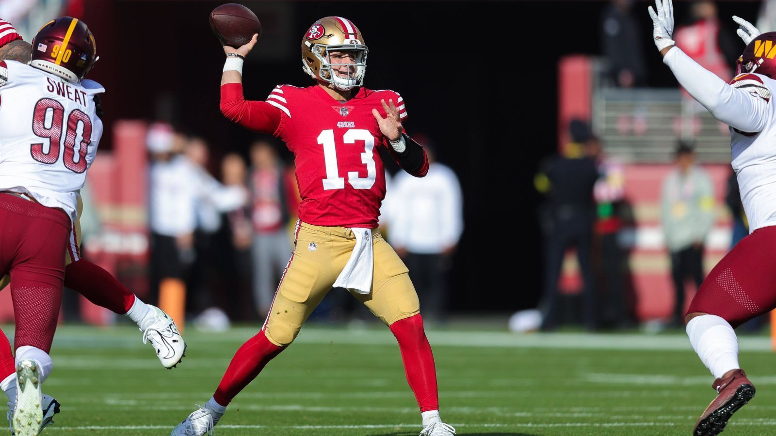 
                <strong>Gewinner: Brock Purdy (San Francisco 49ers)</strong><br>
                Was Brock Purdy in diesen Wochen anfasst, wird beinahe zwangsläufig zu Gold. Der Notnagel der San Francisco 49ers auf der Quarterback-Position liefert derzeit ein Feuerwerk nach dem nächsten ab. 67 Prozent angekommene Bälle, 912 Yards, acht Touchdowns und drei Interceptions in vier Spielen. Das sind keine Rookie-Nummern, das sind überdurchschnittliche NFL-Zahlen. Auch beim 35:21 gegen die Washington Commanders war er wieder weitestgehend fehlerfrei. Klar, er hat das auf dem Papier wohl beste Team um sich herum, dennoch soll das seine sehr starken und auch erwachsenen Leistungen nicht schmälern.
              