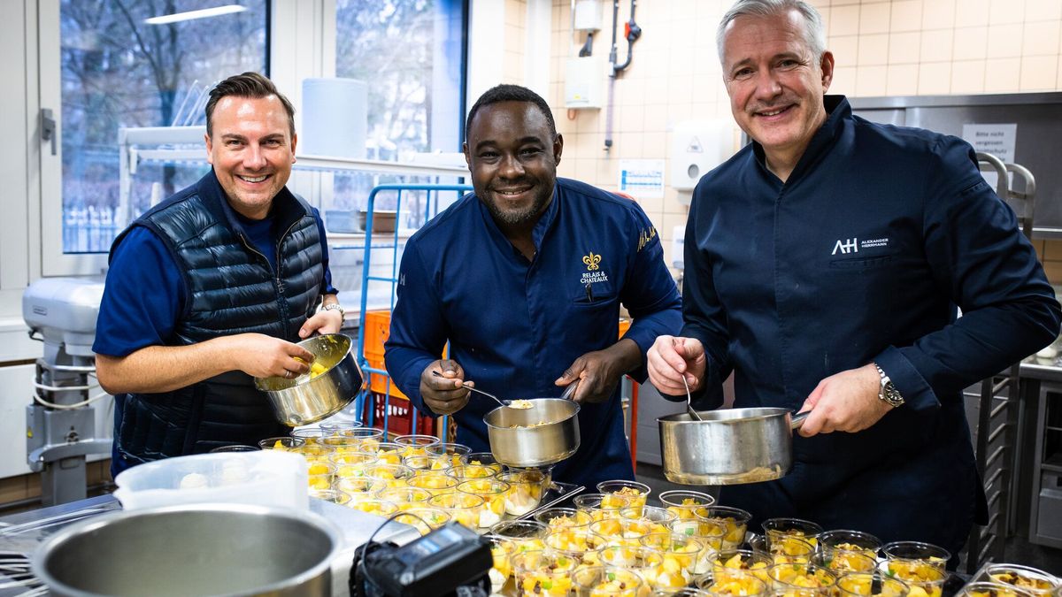 Die "The Taste"-Coaches Tim Raue, Nelson Müller und Alexander Herrmann kochten für die Münchner Tafel.