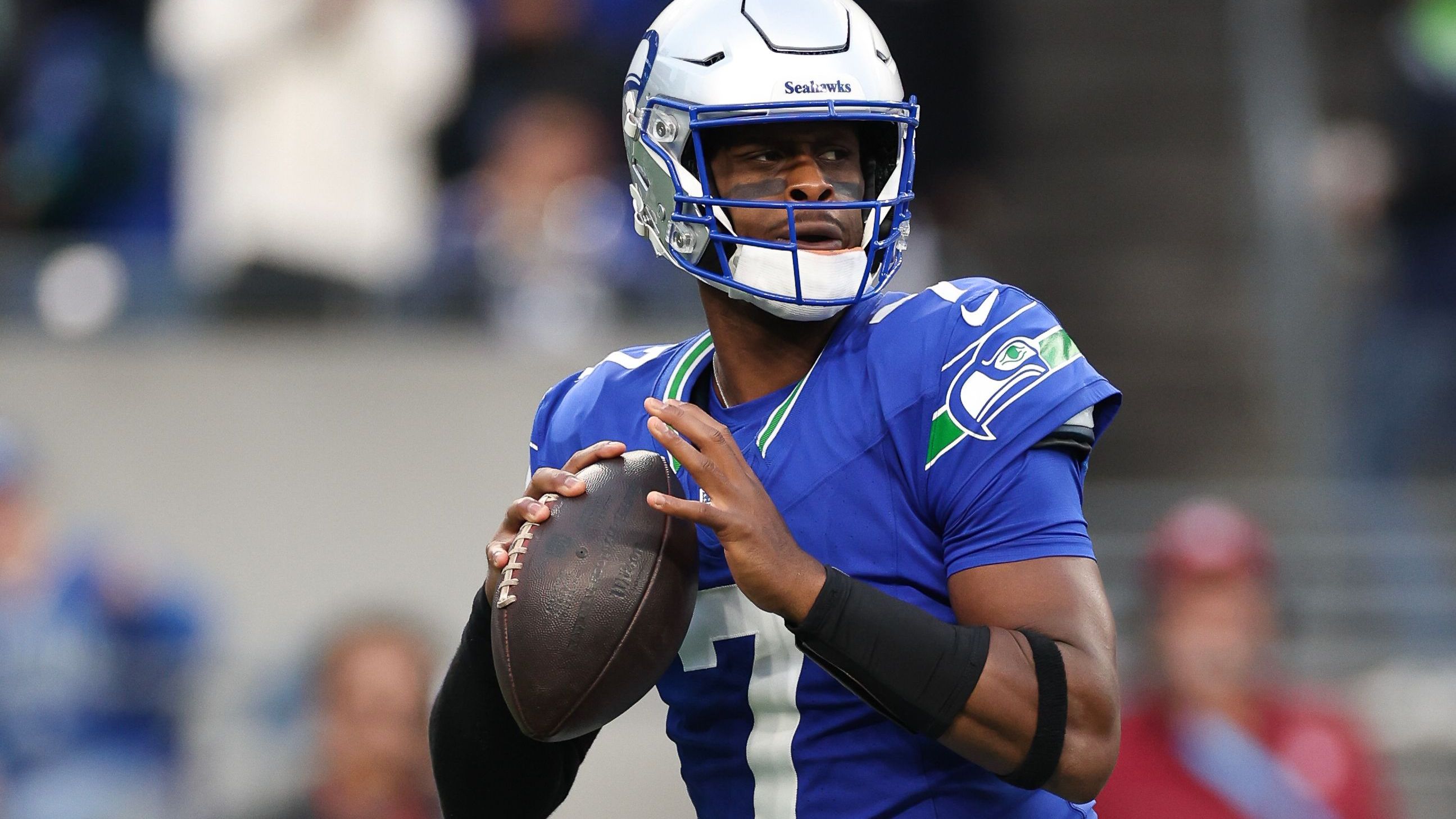 <strong></strong><strong>Platz 17: Geno Smith (Seattle Seahawks)</strong><br> Durchschnittsgehalt: 25.000.000 US-Dollar <br> Kosten pro Yard Raumgewinn 2024: 12.994 US-Dollar (1.924 Yards)<br> Kosten pro Touchdown: <strong>3.571.429 US-Dollar</strong> (7 TDs)