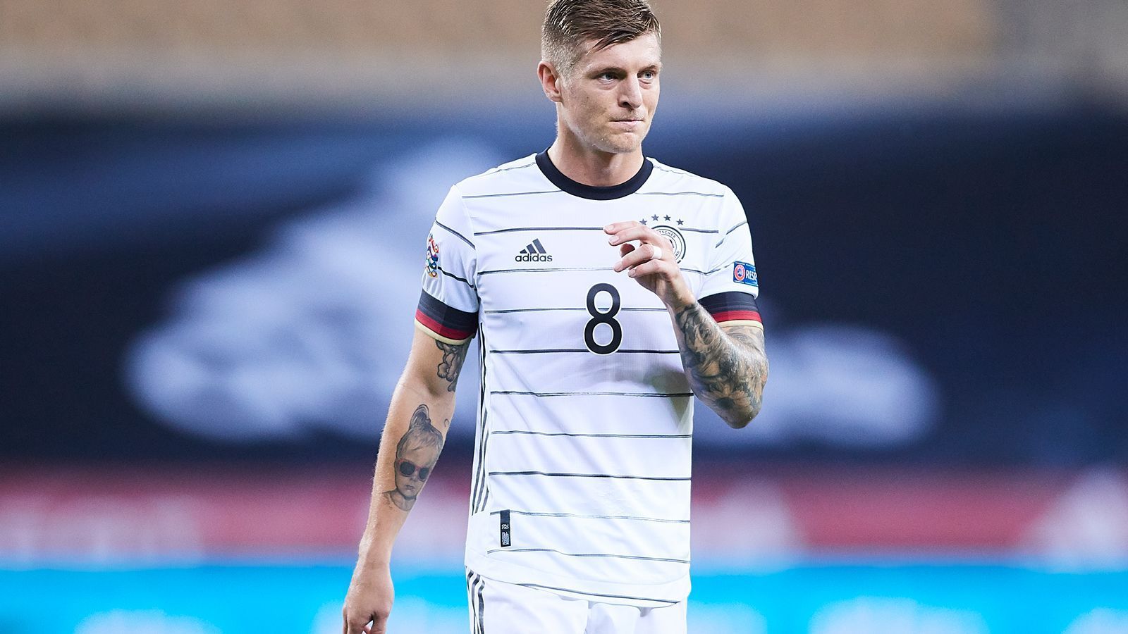 
                <strong>Toni Kroos</strong><br>
                Mit 31 Jahren und 101 Länderspielen gehört Real Madrids Mittelfeld-Stratege Toni Kroos zu den Spielern mit der größten Erfahrung im Kader für die EM 2021. Auch er war schon 2014 eine wichtige Größe, als Deutschland bei der WM-Endrunde in Brasilien den Titel holen konnte und gilt nach wie vor als absoluter Schlüsselspieler im System von Bundestrainer Löw. 
              