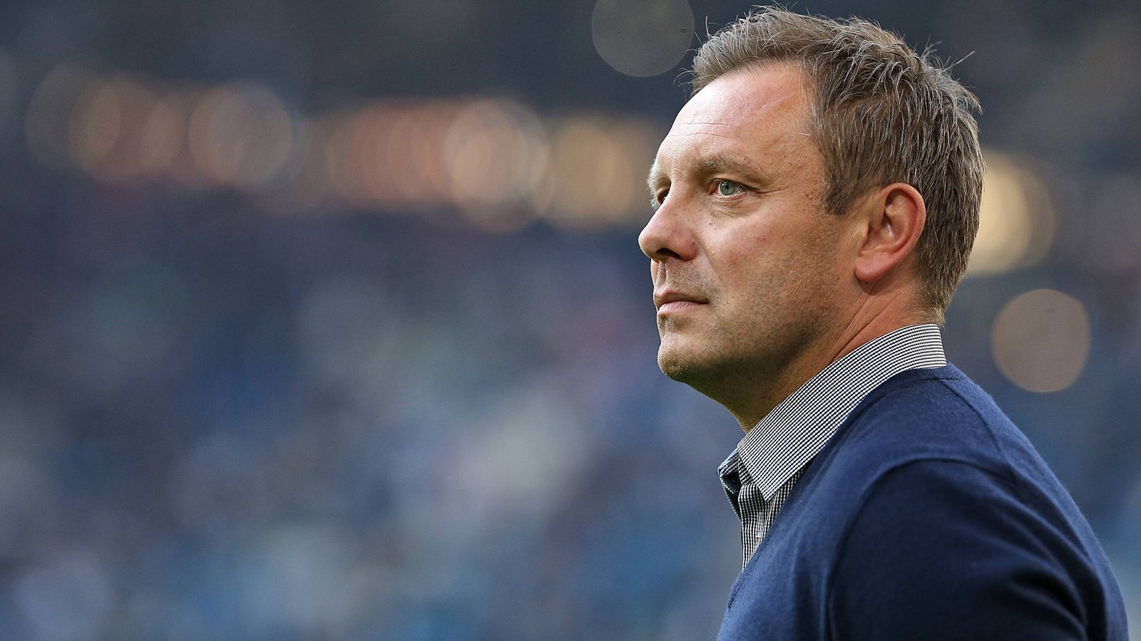 
                <strong>HSV-Trainerkandidaten: Andre Breitenreiter</strong><br>
                Laut Informationen von "Sky" und "Bild" gilt auch Andre Breitenreiter als ein Kandidat. Genauso wie Grammozis hat Breitenreiter eine Vergangenheit beim HSV. Der frühere Offensivspieler war von 1994 bis 1997 für den Verein aktiv. Was aber noch vielmehr für ihn spricht: Breitenreiter weiß, wie man aufsteigt. Im Jahre 2014 führte er den SC Paderborn überraschend in die Bundesliga. 2017 übernahm er Hannover 96, als der Aufstieg in Gefahr geriet und führte den Verein im Endspurt ebenfalls zum Direktaufstieg. Aufgrund seiner einjährigen Erfahrung beim FC Schalke 04 ist Breitenreiter zudem ein medial unruhiges Umfeld gewöhnt. Der 46-Jährige wurde im Januar 2019 in Hannover entlassen und ist derzeit vereinslos.  
              