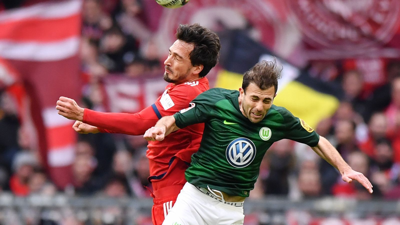 
                <strong>Mats Hummels</strong><br>
                Wie Boateng ohne große Probleme. Steht mit der gesamten Abwehr in der ersten halben Stunde hoch, so dass der VfL im Spielaufbau früh gestört wird. Streut hin und wieder kleine Konzentrationsfehler ein. Hätte kurz vor der Pause für das 3:0 sorgen müssen, als er nach einem Querschläger im Strafraum völlig unverhofft an den Ball kommt, zieht aber am Pfosten vorbei. ran-Note: 3
              