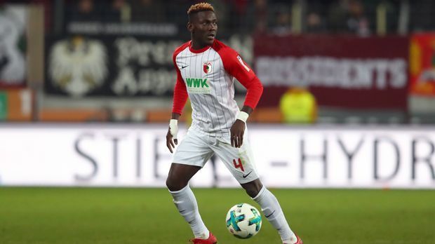 
                <strong>Rechtsverteidiger - Daniel Opare (FC Augsburg)</strong><br>
                Der ghanaische Abwehrspieler Daniel Opare steht seit dem Sommer 2015 in Augsburg unter Vertrag, so richtig angekommen ist der 27-Jährige aber erst vor ein paar Monaten. Denn während er in den zurückliegenden Spielzeiten keine Rolle spielte und zuletzt an den französischen Zweitligisten RC Lens ausgeliehen war, gehört der frühere Porto-Profi nun zum Stammpersonal bei den Fuggerstädtern. Seit dem dritten Spieltag stand Opare nun durchgehend in jeder Bundesliga-Minute auf dem Platz. Laut der Zeitung "Sun" soll der englische Erstligist Stoke City an der Verpflichtung Opares interessiert sein.
              