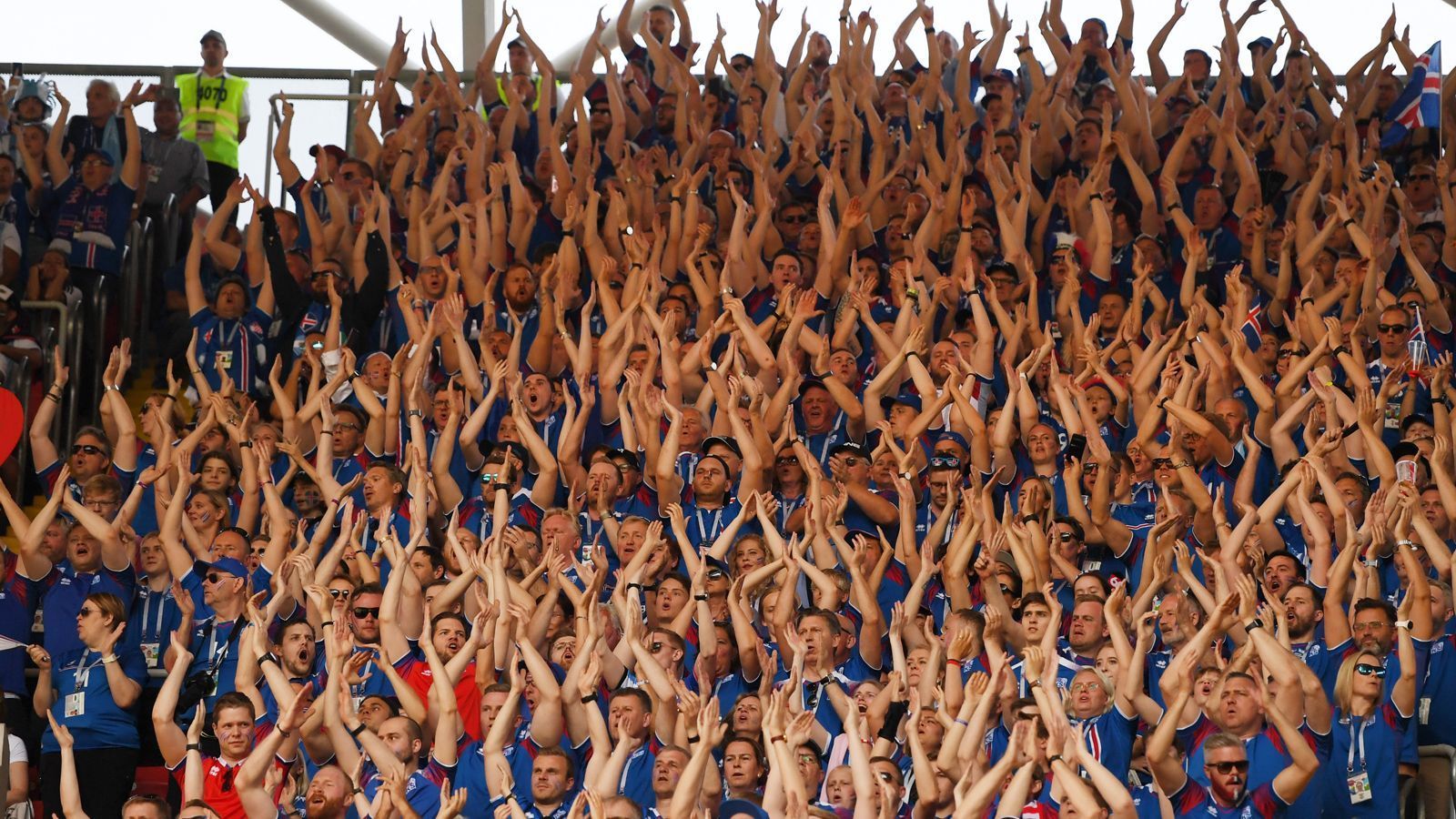 
                <strong>Fans aus Island</strong><br>
                Um die Fans von WM-Teilnehmer Island zu beschreiben, braucht es nur ein Wort: Huh!
              