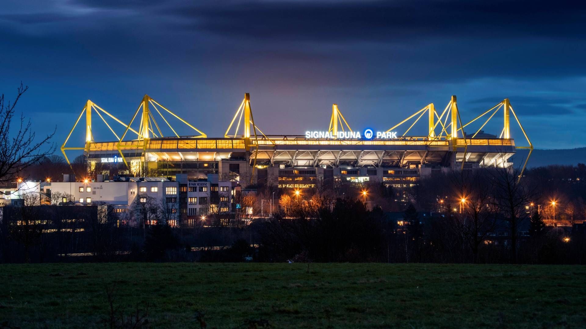 
                <strong>2. Platz: Signal Iduna Park (Borussia Dortmund; 35 Punkte)</strong><br>
                Wie auch in der Abschlusstabelle der Bundesliga bleibt dem BVB die Rolle des Vizemeisters. Im PETA-Ranking bedeutet Platz zwei aber eine Verbesserung um zwei Plätze und satte 14 Punkte. Apropos satt: Das werden auch vegane Zuschauer im Dortmunder Stadion. Chili sin Carne, Cevapcici-Taschen, Cig-Köfte oder süße Martinsbrezeln - hier gibt es ein fast unschlagbares Angebot an veganen Gerichten.
              