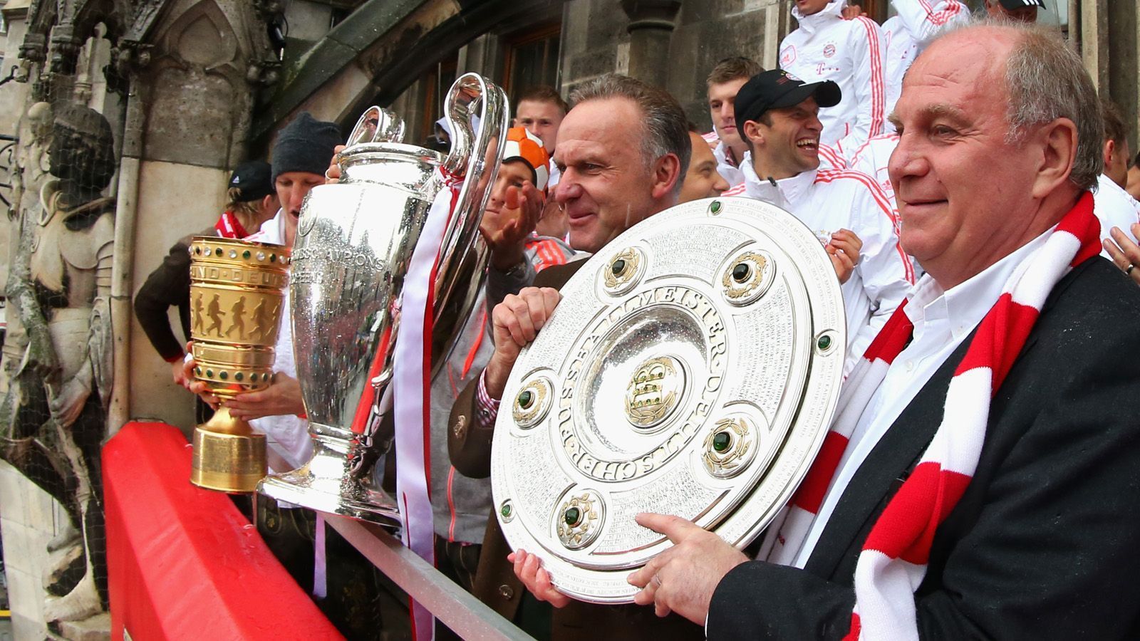 
                <strong>Mia san Triple</strong><br>
                Der größte Titel-Triumph folgt zwölf Jahre später, als die Bayern mit ihrer Führungsspitze Hoeneß/Rummenigge erstmals in der Vereinsgeschichte das Triple aus Meisterschale, Pokal und Champions League in den Händen halten.
              